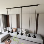 Lampa wisząca Elit 6xGX53 w kolorze czarnym, z sześcioma stożkowymi kloszami zawieszonymi na cienkich linkach. Ujęcie z góry, produkt zamontowany na suficie, w nowoczesnym wnętrzu z szarym narożnikiem i dekoracyjnym stolikiem.