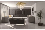 Lampa sufitowa Lancaster Crystal w kolorze złotym, z trzema miejscami na żarówki E14, zawieszona w nowoczesnym wnętrzu. W tle jasne ściany, ciemna tapeta oraz meble w odcieniach szarości i czerni.