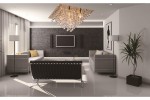 Lampa sufitowa Lancaster Crystal w kolorze złotym, z siedmioma miejscami na żarówki E14, w eleganckim, kryształowym designie. Zawieszona w nowoczesnym wnętrzu, nad sofą, w jasnym pomieszczeniu z ciemną tapetą w tle.