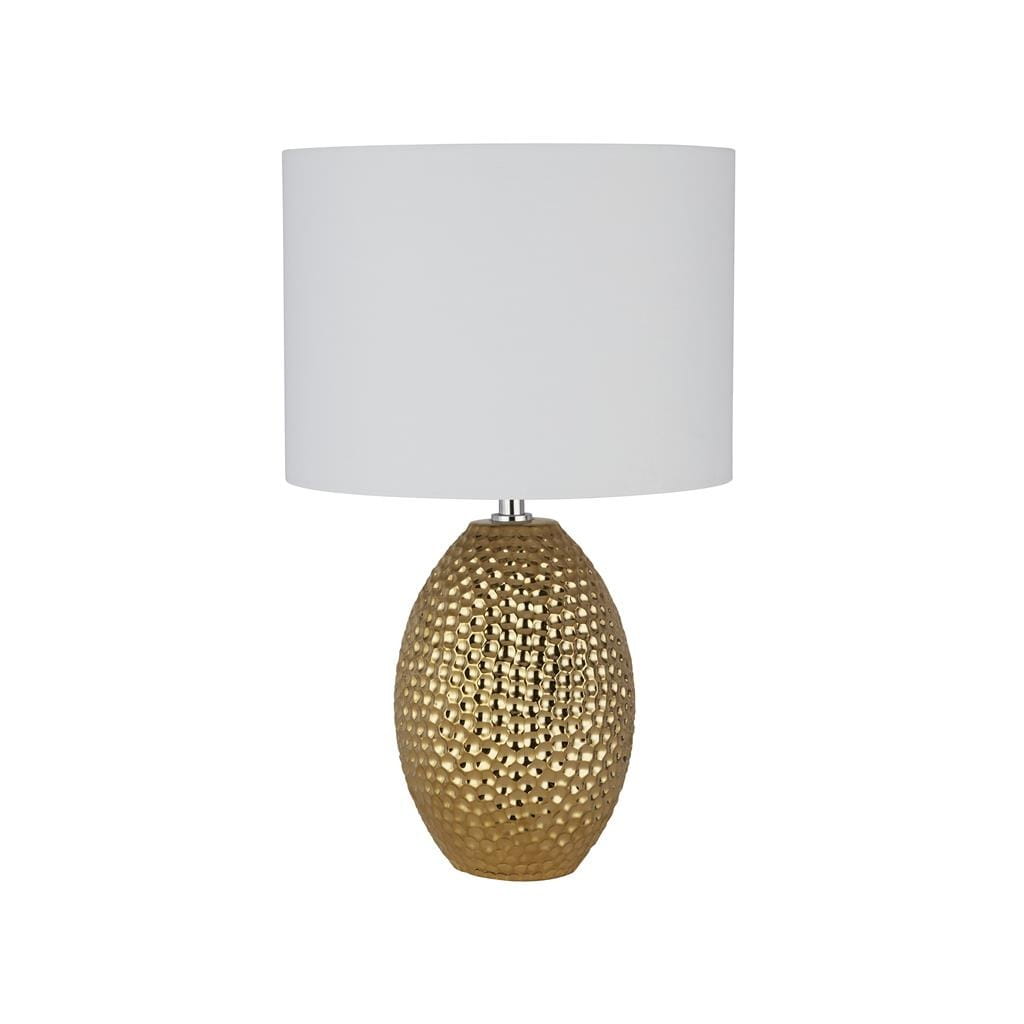 Lampa stołowa Nadine z podstawą w złotym kolorze o teksturowanej powierzchni i kremowym, okrągłym abażurem. Ujęcie frontalne, produkt stojący, idealny do wnętrz nowoczesnych. Wysokość lampy nieokreślona.