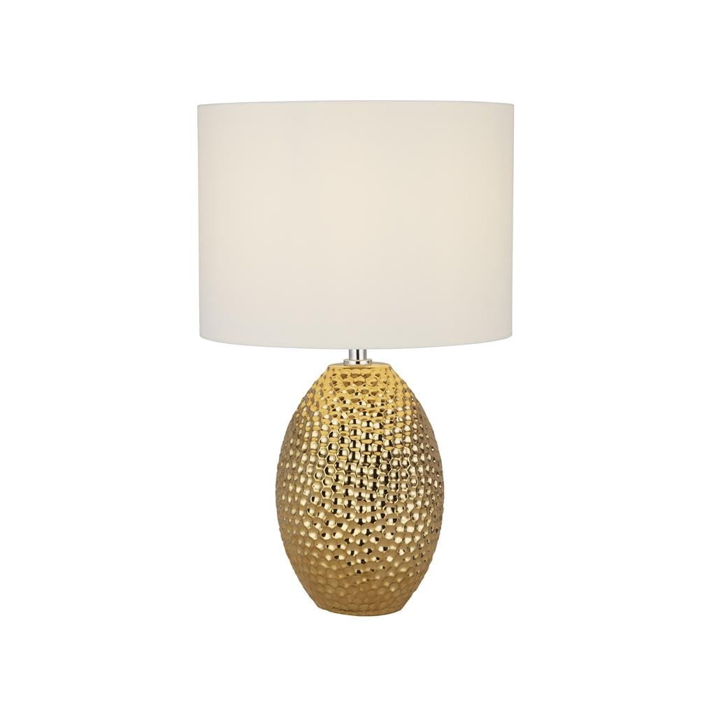 Lampa stołowa Nadine z materiałowym kloszem w kremowym kolorze, umieszczona na złotej, teksturowanej podstawie o kształcie jajowatym. Ujęcie frontalne, produkt stojący na białym tle.
