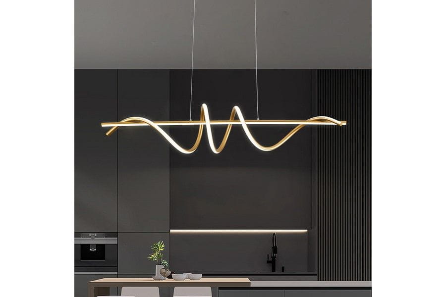 Lampa wisząca Serpent w kolorze złotym, z jednym źródłem LED o mocy 34W. Charakteryzuje się falistym kształtem, zawieszona na cienkich linkach, w nowoczesnym wnętrzu kuchennym z ciemnym tłem.