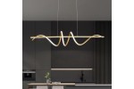 Lampa wisząca Serpent w kolorze złotym, z jednym źródłem LED o mocy 34W. Charakteryzuje się falistym kształtem, zawieszona na cienkich linkach, w nowoczesnym wnętrzu kuchennym z ciemnym tłem.