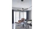 Czarna lampa wisząca Canbera z jedną diodą LED 40W, o nowoczesnym, minimalisticznym kształcie z płynnymi liniami. Zawieszona na cienkich linkach, w aranżacji nowoczesnego wnętrza z brązowym fotelem i okrągłym stołem.