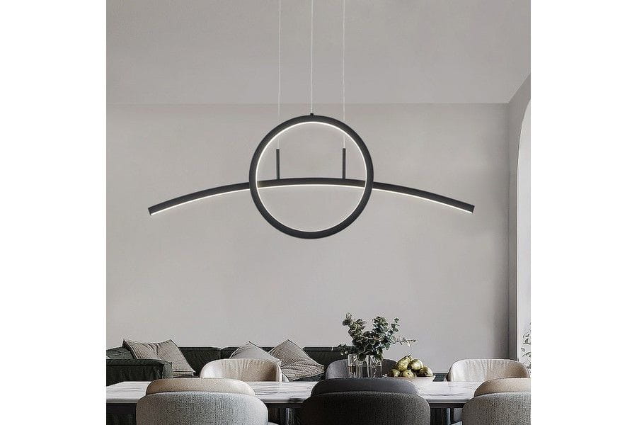 Lampa wisząca Evora 2xLED/23W w kolorze czarnym, o nowoczesnym designie, z dwoma zaokrąglonymi elementami w kształcie łuku. Powieszona nad stołem, w minimalistycznym wnętrzu, na jasnym tle, z naturalnymi dodatkami.