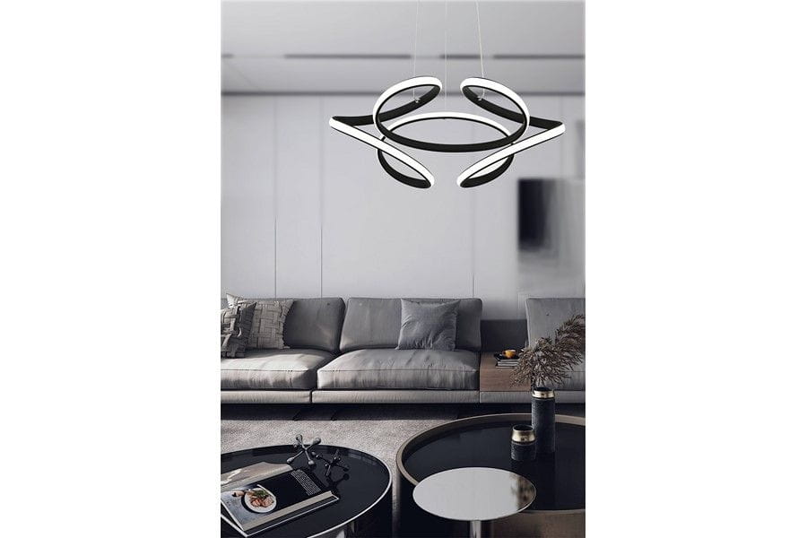 Lampa wisząca Narida w kolorze antracytowym, z 1 żarówką LED o mocy 40W. Posiada nowoczesny, owalny kształt z dekoracyjnymi elementami. Zawieszona nad szaro-beżową sofą w minimalistycznym wnętrzu, na tle jasnej ściany.