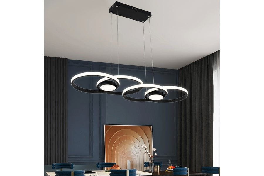 Czarna lampa wisząca Audia z 6 diodami LED, o mocy 48W, składa się z trzech okrągłych elementów. Zawieszona na cienkich linkach, tworzy nowoczesny efekt w aranżacji wnętrza, w tle z niebieską ścianą i zasłonami.