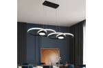Czarna lampa wisząca Audia z 6 diodami LED, o mocy 48W, składa się z trzech okrągłych elementów. Zawieszona na cienkich linkach, tworzy nowoczesny efekt w aranżacji wnętrza, w tle z niebieską ścianą i zasłonami.