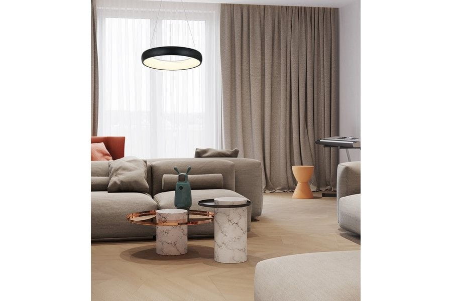 Lima lampa wisząca w kolorze czarnym, z okrągłym kloszem LED o mocy 24W, zawieszona nad nowoczesnym salonem. W tle widoczne zasłony, kanapa oraz stoliki kawowe z marmurowymi podstawami.
