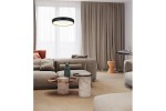 Lima lampa wisząca w kolorze czarnym, z okrągłym kloszem LED o mocy 24W, zawieszona nad nowoczesnym salonem. W tle widoczne zasłony, kanapa oraz stoliki kawowe z marmurowymi podstawami.