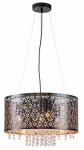 Lampa wisząca Hissa 4xE27 w kolorze czarnym, o okrągłym kształcie. Posiada ażurową obudowę z dekoracyjnym wzorem oraz kryształowe zawieszki na dole. Zamontowana na cienkich linkach, wisi w pozycji otwartej, idealna do nowoczesnych wnętrz.