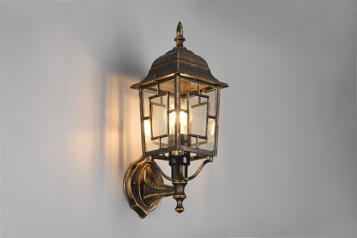 Kinkiet zewnętrzny Volturno w kolorze antycznej rdzy, z jedną oprawą na żarówkę E27. Posiada szklane ścianki w metalowej ramie, o formie latarni, zamontowany na ścianie. Widoczny detal dekoracyjny na górze i uchwycie.