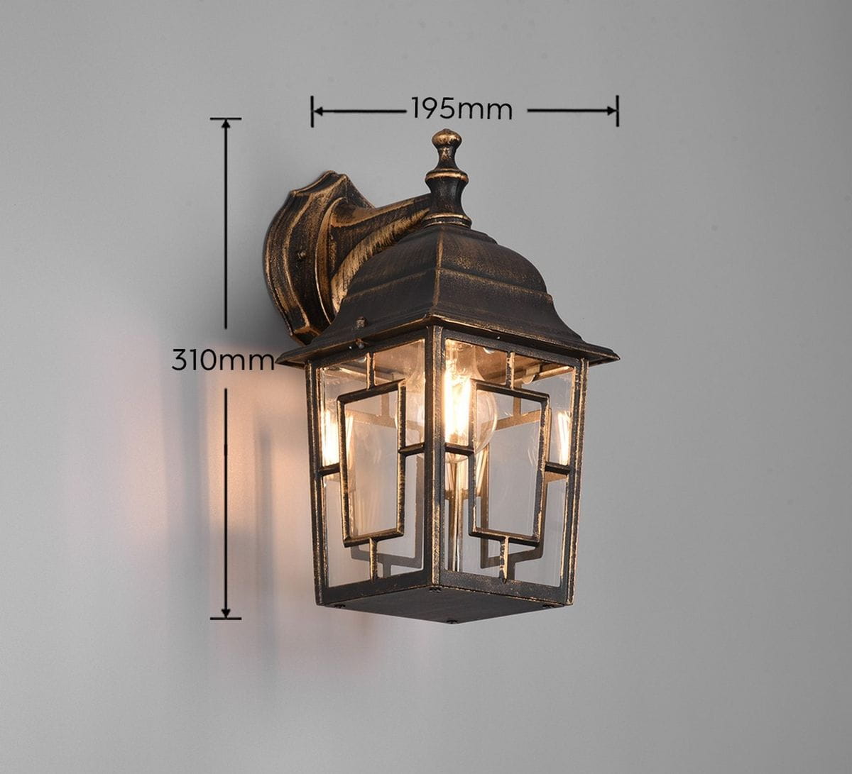 Kinkiet zewnętrzny Volturno w kolorze antycznej rdzy, o wymiarach 310 mm wysokości i 195 mm szerokości. Posiada szklane elementy w geometrycznym wzorze. Zainstalowany na ścianie, z widocznym źródłem światła wewnątrz.