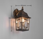 Kinkiet zewnętrzny Volturno w kolorze antycznej rdzy, o wymiarach 310 mm wysokości i 195 mm szerokości. Posiada szklane elementy w geometrycznym wzorze. Zainstalowany na ścianie, z widocznym źródłem światła wewnątrz.