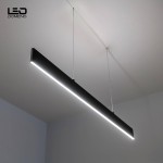 Lampa wisząca Linia Slim w kolorze czarnym, z jednolitą, prostokątną obudową. Źródło światła LED o mocy 30W i temperaturze barwowej 3000K. Zawieszona na cienkich linkach, w minimalistycznym stylu, idealna do nowoczesnych wnętrz.