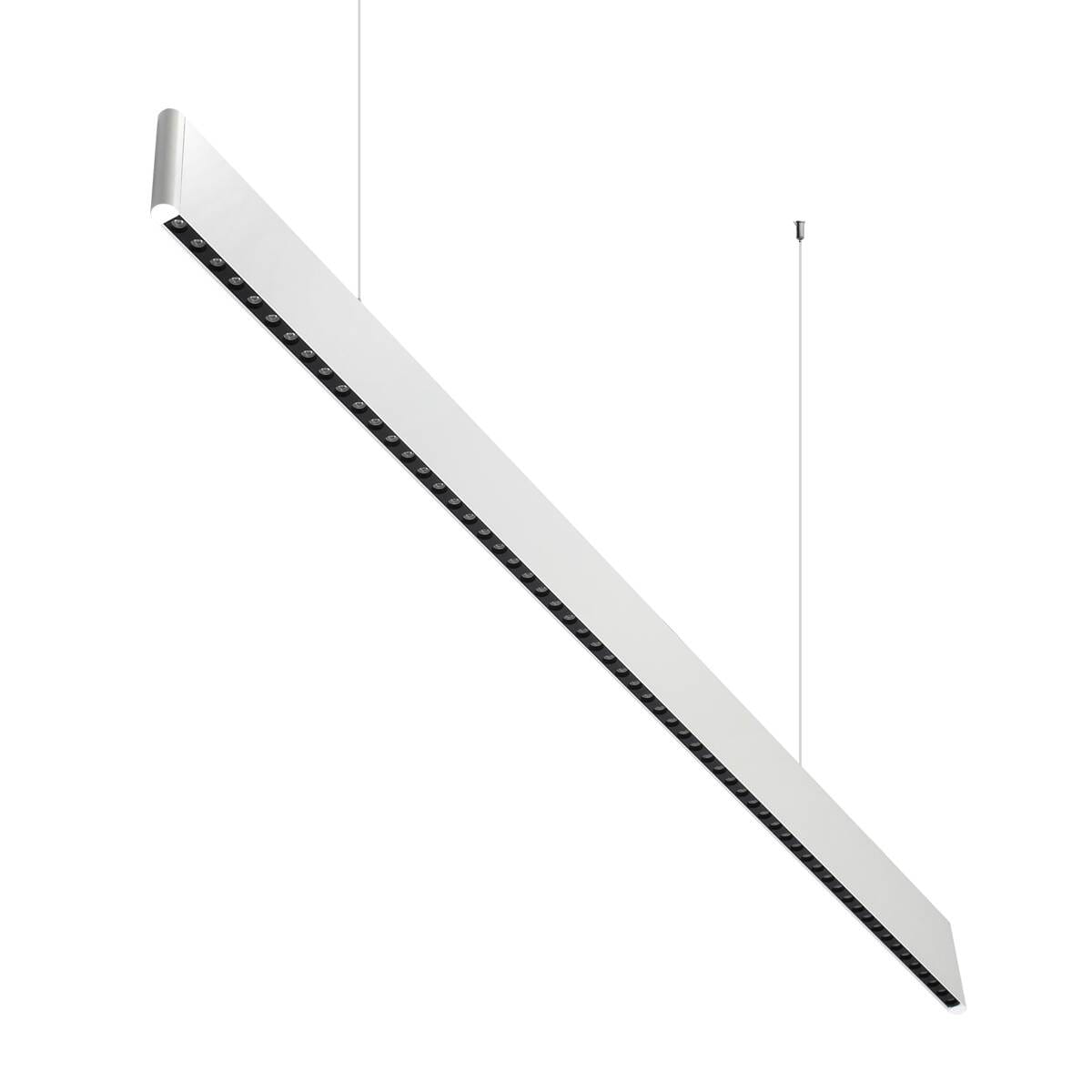Lampa wisząca Linia Slim w kolorze białym, o prostokątnym, smukłym kształcie. Zawiera 1 diodę LED o mocy 30W i temperaturze barwowej 4000K. Zawieszona na cienkim przewodzie, z widoczną linią diod na dolnej krawędzi.