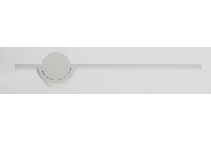 Kinkiet Alamiya 1xLED w kolorze białym, o prostokątnym kształcie i minimalistycznym designie. Posiada okrągłą podstawę z metalicznym wykończeniem. Ujęcie frontalne, produkt zamontowany na ścianie, z widocznym źródłem światła LED.