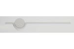 Kinkiet Alamiya 1xLED w kolorze białym, o prostokątnym kształcie i minimalistycznym designie. Posiada okrągłą podstawę z metalicznym wykończeniem. Ujęcie frontalne, produkt zamontowany na ścianie, z widocznym źródłem światła LED.