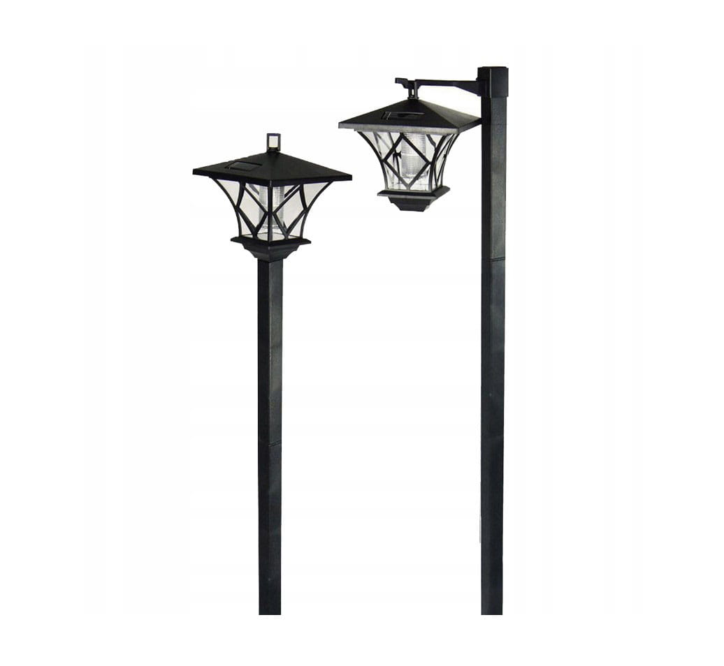 Lampa solarna ogrodowa z czujnikiem zmierzchu LED, w kolorze czarnym. Produkt składa się z dwóch lamp: jedna na długim słupku, druga na krótszym. Obie mają kwadratowe daszki i przezroczyste klosze z dekoracyjnymi wzorami.