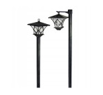 Lampa solarna ogrodowa z czujnikiem zmierzchu LED, w kolorze czarnym. Produkt składa się z dwóch lamp: jedna na długim słupku, druga na krótszym. Obie mają kwadratowe daszki i przezroczyste klosze z dekoracyjnymi wzorami.
