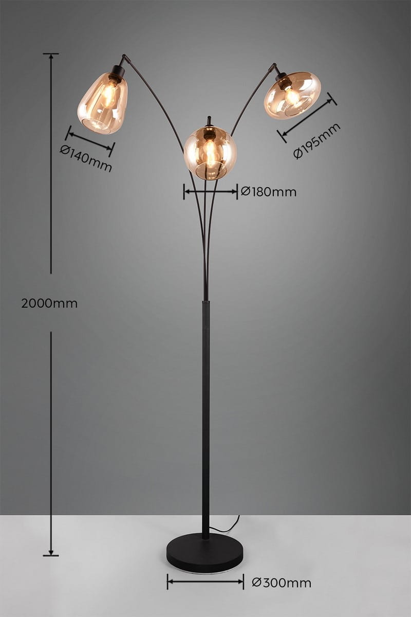 Lampa podłogowa Lumina w kolorze czarnym z bursztynowymi kloszami, z trzema źródłami światła E14. Wysokość 2000 mm, podstawka o średnicy 300 mm. Klosze o średnicach 140 mm, 180 mm i 195 mm, ustawione na giętych ramionach.