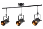 Lampa sufitowa Gemma z trzema reflektorami, w kolorze czarnym, zawieszona na prostokątnej podstawie. Reflektory mają metalową konstrukcję i złote wnętrze, co podkreśla ich nowoczesny design. Ułożona poziomo, idealna do oświetlenia wnętrz.