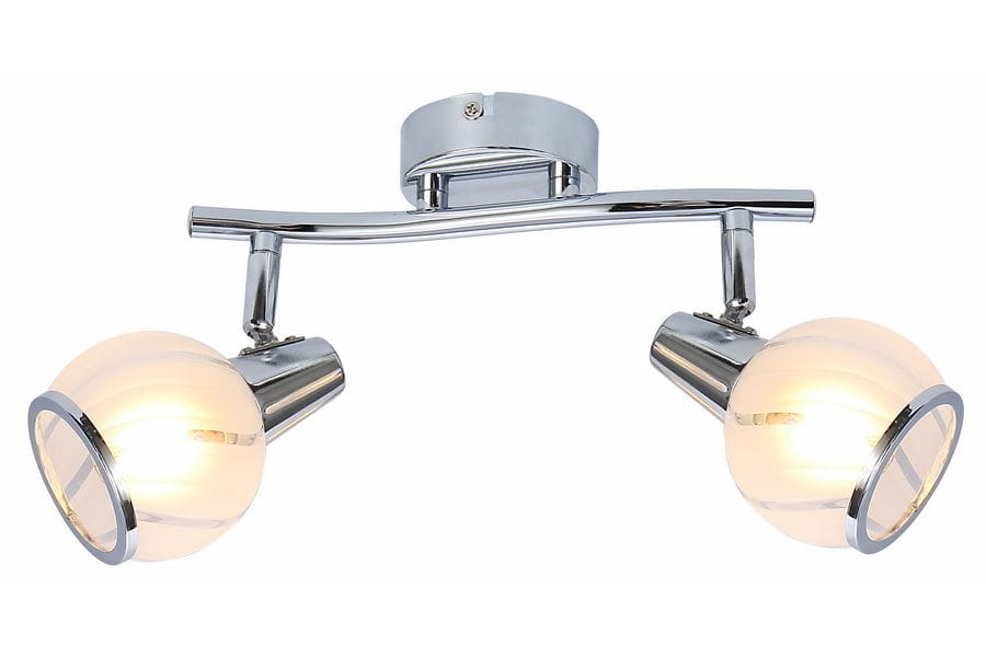 Lampa sufitowa Megan z dwoma reflektorami E14 w chromowanej obudowie. Reflektory mają szklane klosze w kształcie kul, emitujące ciepłe światło. Ujęcie z boku, montowana na suficie, z widoczną metalową podstawą.
