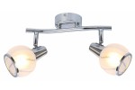 Lampa sufitowa Megan z dwoma reflektorami E14 w chromowanej obudowie. Reflektory mają szklane klosze w kształcie kul, emitujące ciepłe światło. Ujęcie z boku, montowana na suficie, z widoczną metalową podstawą.