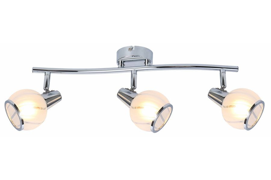 Lampa sufitowa Megan z trzema reflektorami E14, chromowane wykończenie. Reflektory w szklanych kloszach o lekko mlecznym odcieniu, umieszczone na lekko zakrzywionej listwie. Ujęcie frontalne, produkt wiszący.