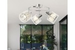 Lampa sufitowa Elmo w chromowanej oprawie z trzema szklanymi kloszami w kształcie sześcianu, przezroczysta. Ujęcie frontalne, lampa zawieszona na suficie, w tle okna z roślinnością. Wymiary kloszy są zróżnicowane.