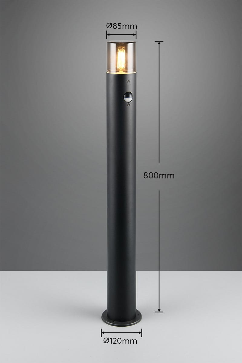 Lampa stojąca ogrodowa Hoosic H80 z czujnikiem ruchu, o wysokości 800 mm i średnicy 120 mm, w kolorze czarnym z przydymionym kloszem. Kształt cylindryczny, z widocznym przyciskiem na obudowie. Tło szare, produkt w pozycji stojącej.