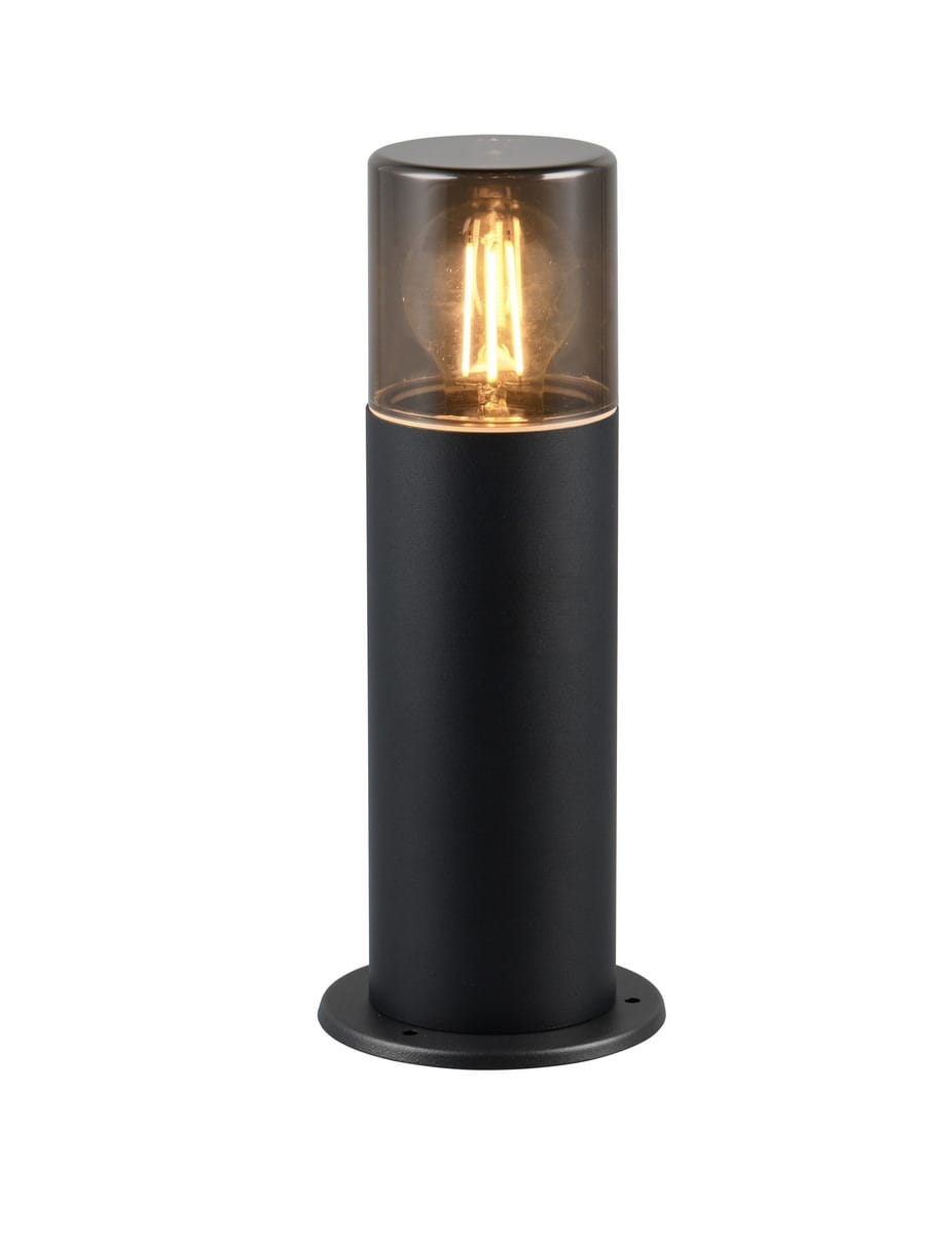 Lampa stojąca ogrodowa Hoosic H30 z czarnym, matowym korpusem i przydymioną szklaną osłoną. Posiada gniazdo E27, umieszczona pionowo na okrągłej podstawie. Ujęcie frontalne z wyraźnym widokiem na żarówkę wewnątrz.