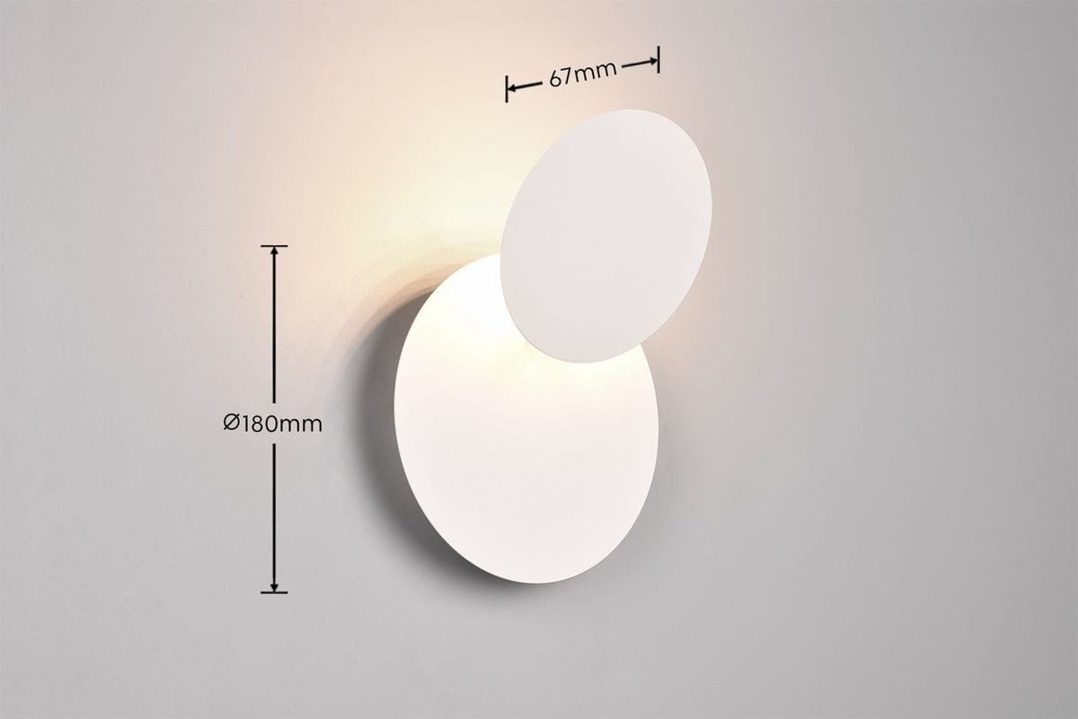 Mio kinkiet w kolorze białym, z jednym źródłem LED o mocy 6W. Okrągły kształt o średnicy 180 mm i grubości 67 mm, zamontowany na ścianie, emituje ciepłe światło, tworząc przyjemną atmosferę.