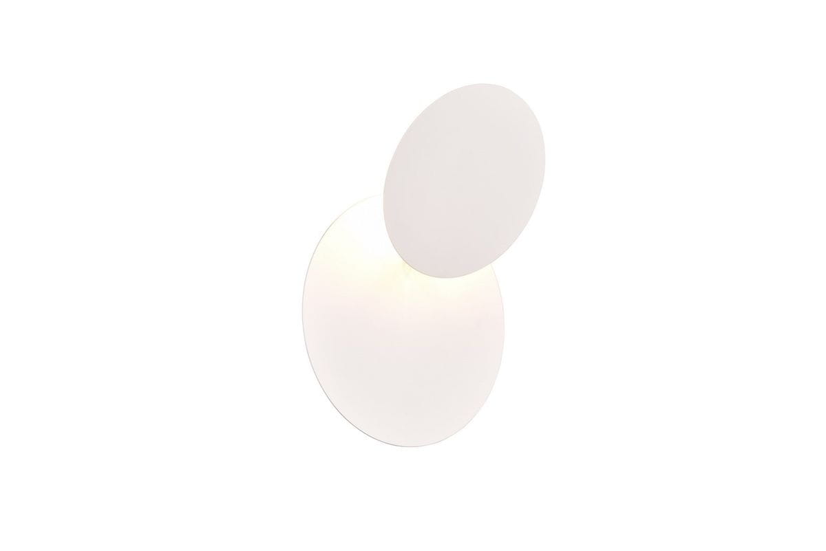 Biały kinkiet Mio z jedną diodą LED o mocy 6W. Produkt ma okrągły kształt z dwoma płaskimi, białymi elementami, z których jeden jest lekko uniesiony. Ujęcie frontalne, na jednolitym tle.