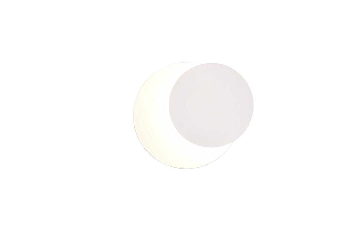 Mio kinkiet LED 1x6W w kolorze białym. Okrągła, matowa osłona z subtelnym podziałem na dwie części, zamontowana na ścianie. Prosty, nowoczesny design, idealny do minimalistycznych wnętrz.