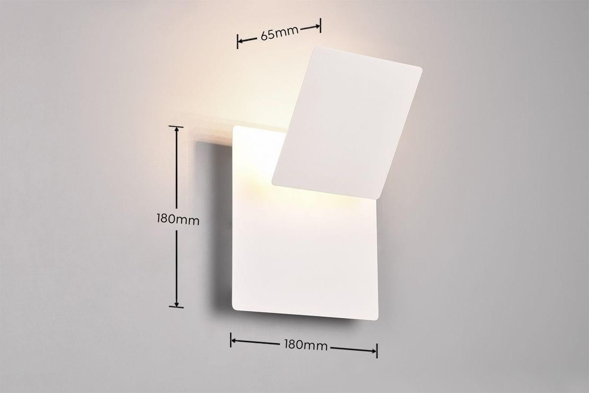 Mio kinkiet LED 6W w kolorze białym, z prostokątną podstawą o wymiarach 180x180 mm, z wysuniętym kloszem o wymiarach 65x180 mm. Zainstalowany na szarym tle, emituje światło w górę, na ścianie.