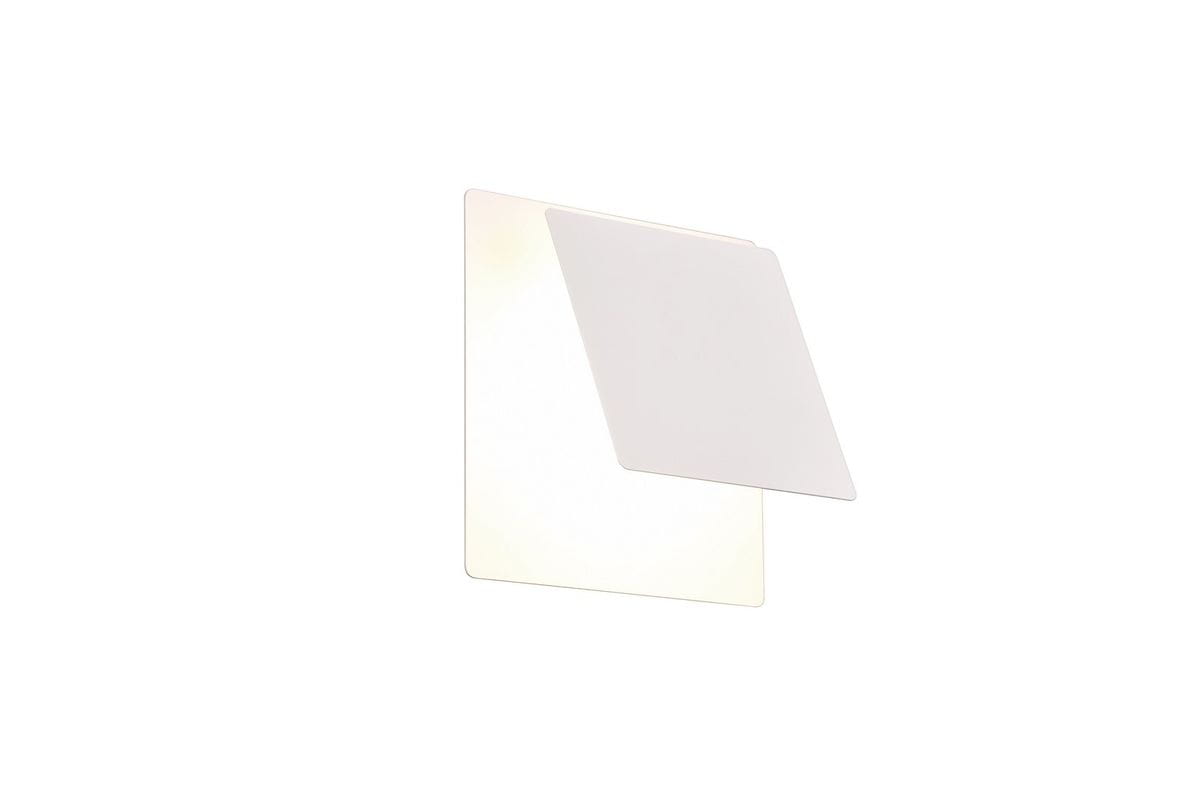 Kinkiet Mio w kolorze białym, wykonany z tworzywa sztucznego, z jedną diodą LED o mocy 6W. Produkt ma minimalistyczny kształt, z lekko nachyloną płytą, montowany na ścianie. Tło jest jednolite, co podkreśla jego prostą formę.