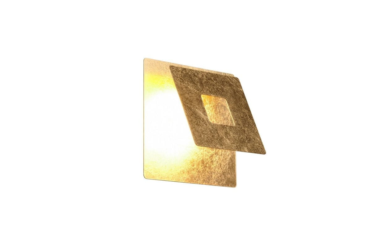 Kinkiet Leano w kolorze złotym, z jedną diodą LED o mocy 6W. Produkt ma prostokątny kształt z wyciętym kwadratem, montowany na ścianie. Widoczna faktura metaliczna, emitująca ciepłe światło. Tło białe, co podkreśla elegancję lampy.