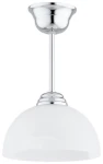 Lampa wisząca Frella z chromowanym wykończeniem, z pojedynczym źródłem światła E27. Szklany klosz w kształcie półkuli w białym kolorze, zawieszony na cienkim, chromowanym stelażu. Produkt umieszczony frontalnie na białym tle.