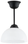 Lampa wisząca Frella z jednym gniazdem E27, czarna, z metalowym stelażem oraz szklanym kloszem w kształcie półkuli, zawieszona na cienkim pręcie. Klosz ma białą, gładką powierzchnię, co nadaje elegancki wygląd.