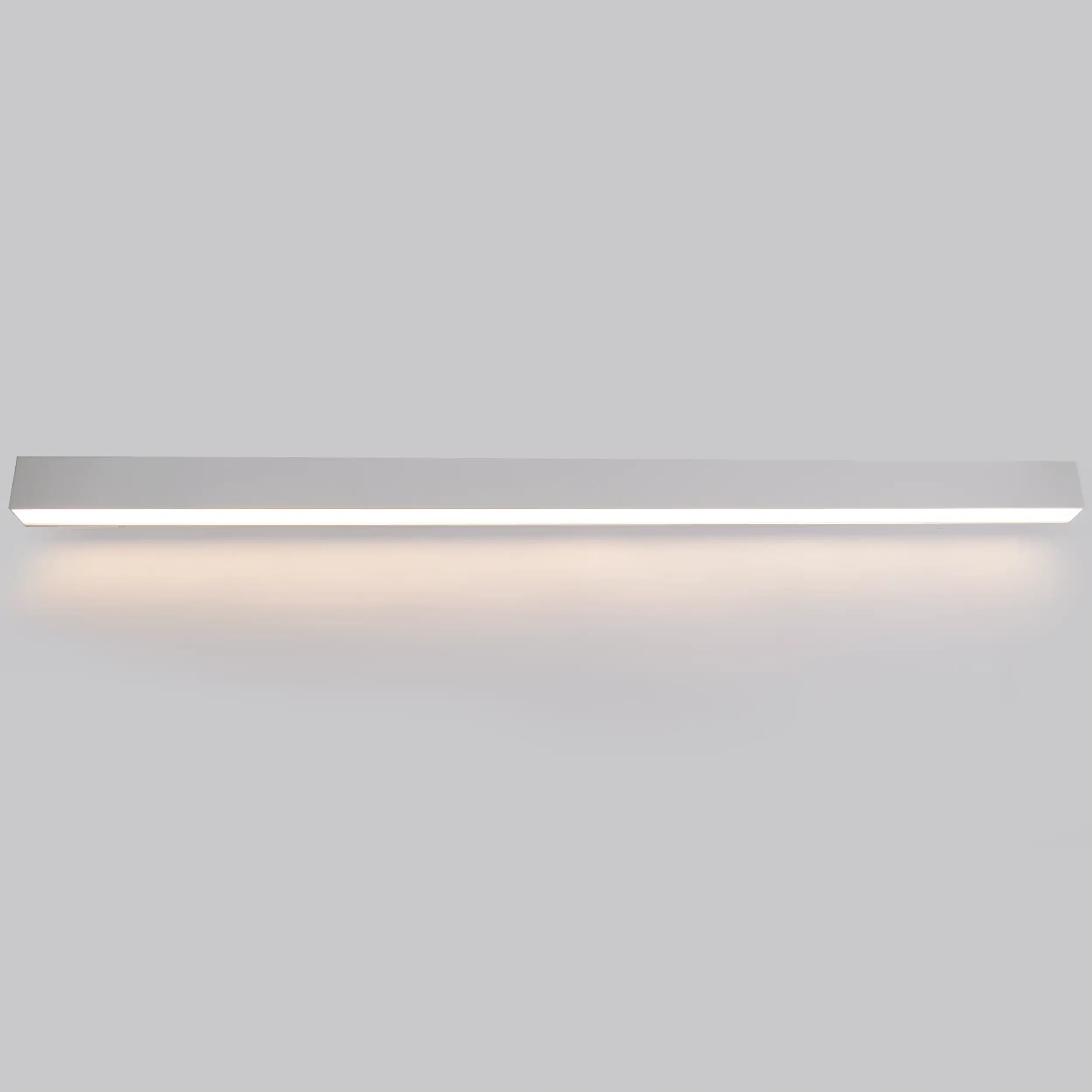 Lampa sufitowa Astar L116 w kolorze białym, z jedną diodą LED o mocy 35W. Posiada prostokątny kształt i minimalistyczny design, zamontowana na gładkiej powierzchni, emituje jasne, ciepłe światło.