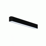 Lampa sufitowa Astar L62 w kolorze czarnym z jednym źródłem światła LED o mocy 20W. Posiada prostokątny kształt z białym panelem emitującym światło. Zamontowana w pozycji poziomej, na jednolitym tle.