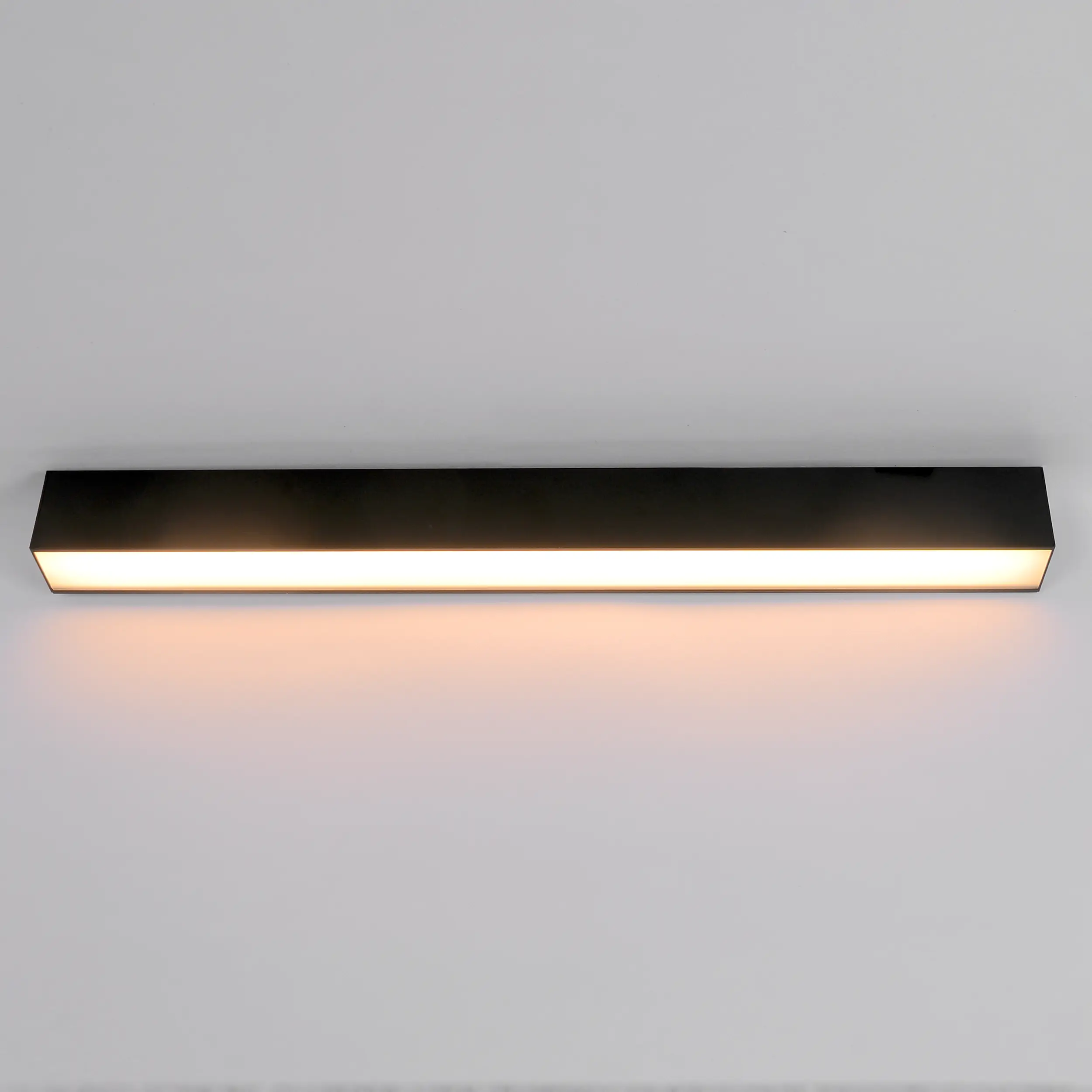 Czarna lampa sufitowa Astar L62 o wymiarach prostokątnych, z jedną diodą LED 20W. Umieszczona na białym tle, z delikatnym podświetleniem, prezentuje nowoczesny design i minimalistyczny wygląd.