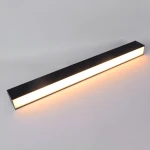 Czarna lampa sufitowa Astar L116 z jednym źródłem LED o mocy 35W. Posiada prostokątną, matową obudowę z wbudowanym panelem świecącym na całej długości, emitującym ciepłe światło. Ujęcie z boku na jednolitym tle.