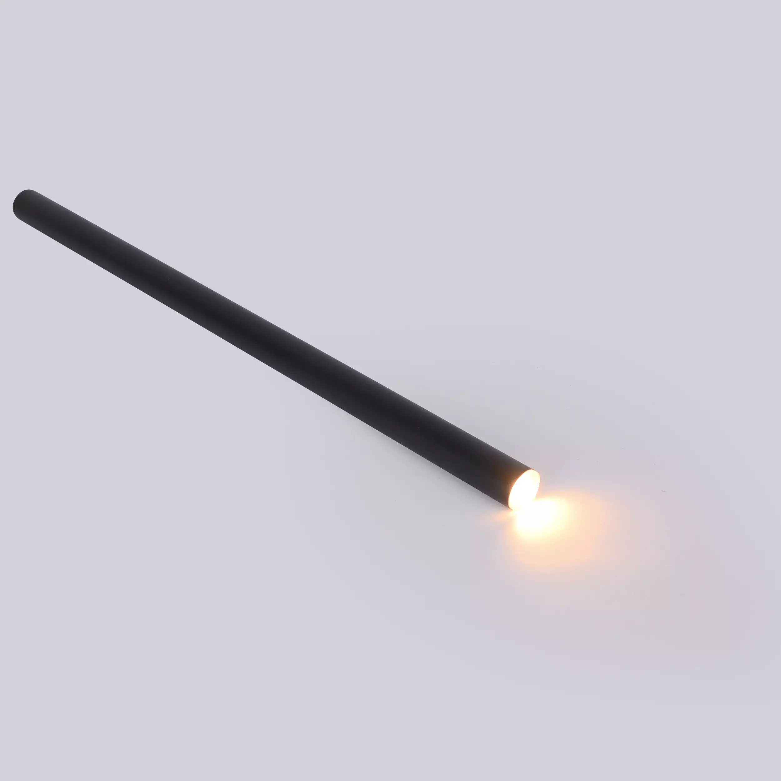Czarna lampa wisząca Elin z jedną diodą LED 3W, o prostym, cylindrycznym kształcie. Ujęcie z boku, z widocznym delikatnym światłem na końcu. Materiał matowy, przeznaczona do użytku zewnętrznego (IP44). Tło jasne, minimalistyczne.