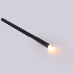Czarna lampa wisząca Elin z jedną diodą LED 3W, o prostym, cylindrycznym kształcie. Ujęcie z boku, z widocznym delikatnym światłem na końcu. Materiał matowy, przeznaczona do użytku zewnętrznego (IP44). Tło jasne, minimalistyczne.