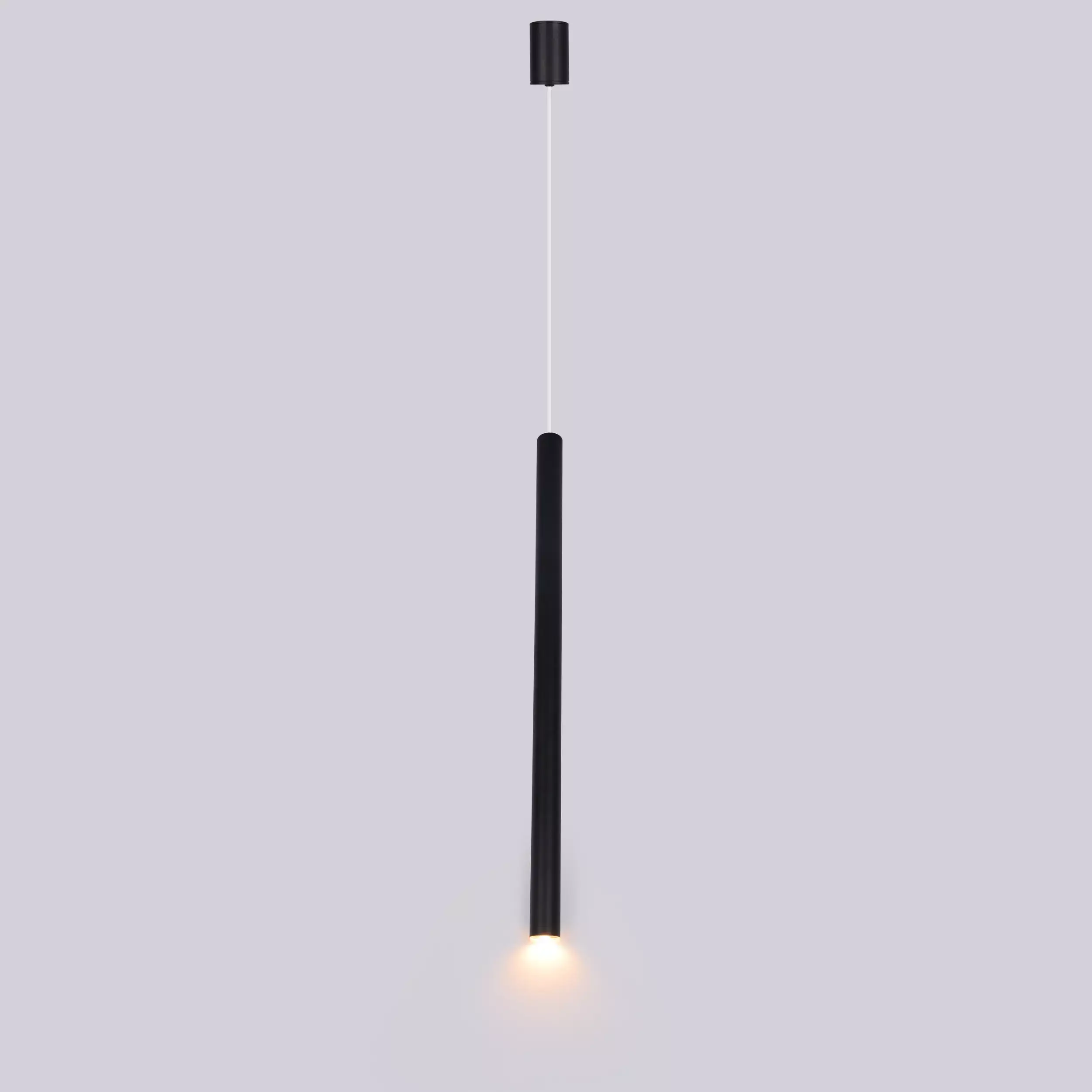 Lampa wisząca Elin w kolorze czarnym, z pojedynczym źródłem światła LED 3W. Prosta, cylindryczna konstrukcja z metalowym wykończeniem. Zawieszona na cienkim przewodzie, emituje ciepłe światło, idealna do nowoczesnych wnętrz.