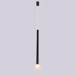 Lampa wisząca Elin w kolorze czarnym, z pojedynczym źródłem światła LED 3W. Prosta, cylindryczna konstrukcja z metalowym wykończeniem. Zawieszona na cienkim przewodzie, emituje ciepłe światło, idealna do nowoczesnych wnętrz.