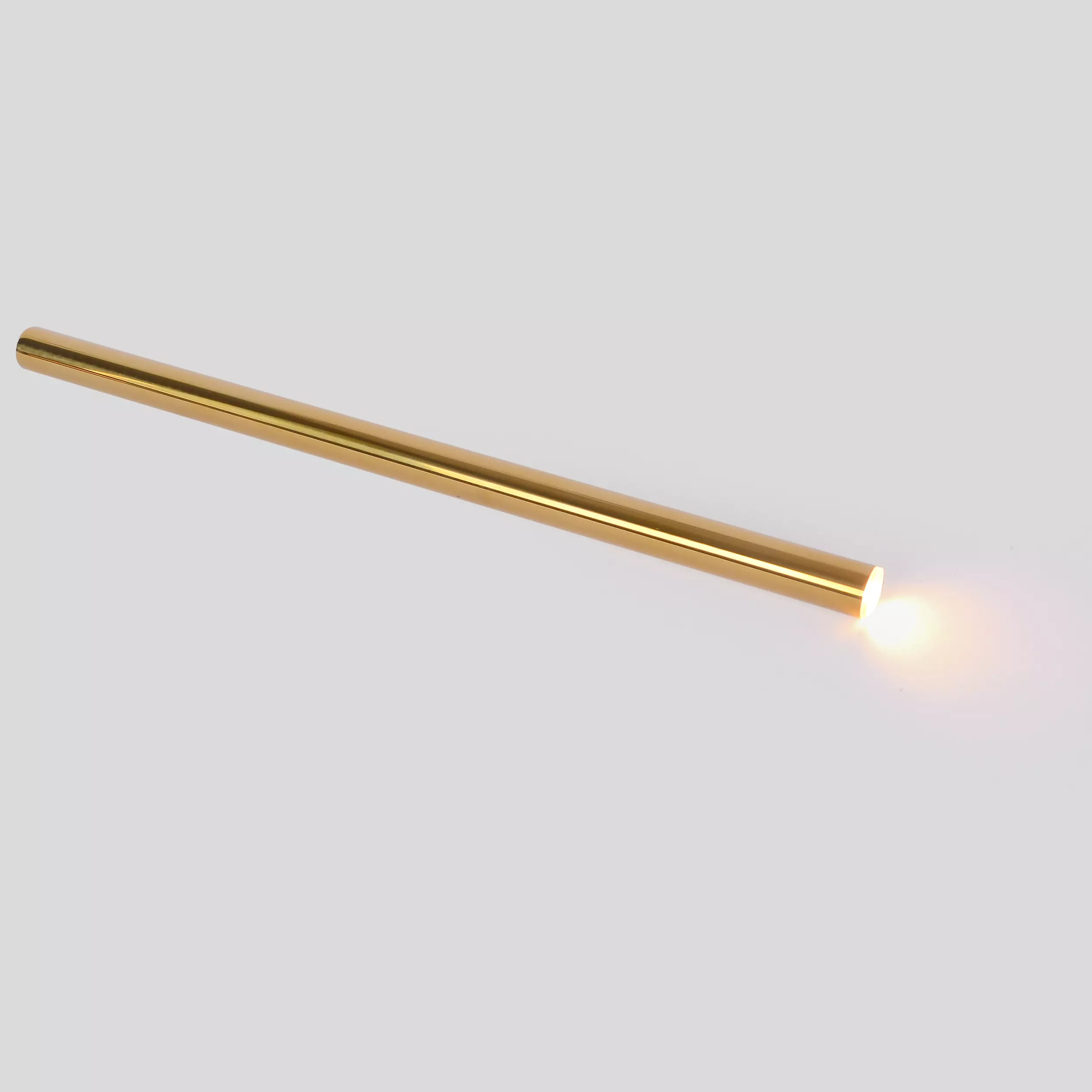 Złota lampa wisząca Elin o prostokątnym kształcie, wykonana z metalu. Ujęcie z boku, z widocznym źródłem światła LED na końcu. Gładka, błyszcząca powierzchnia, idealna do nowoczesnych wnętrz.