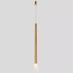 Lampa wisząca Elin z jedną diodą LED o mocy 3W, wykonana w złotym kolorze. Posiada smukły, cylindryczny kształt i jest zawieszona na cienkim przewodzie. Wyposażona w osłonę IP44, idealna do użytku w wilgotnych pomieszczeniach.